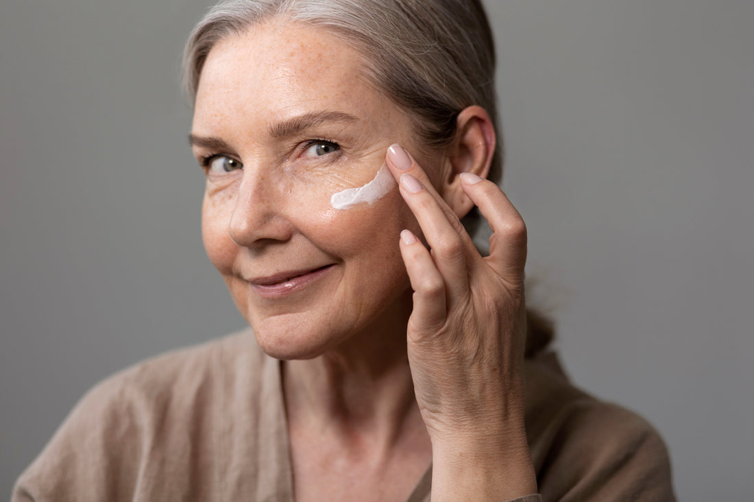 Retinol, kolagen czy krem odżywczy – co wybrać do cery dojrzałej?