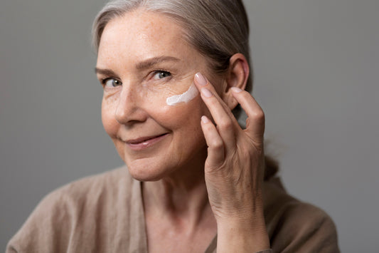 Retinol, kolagen czy krem odżywczy – co wybrać do cery dojrzałej?