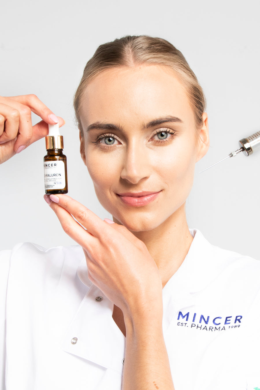 Ekspertka prezentująca serum Mincer Pharma