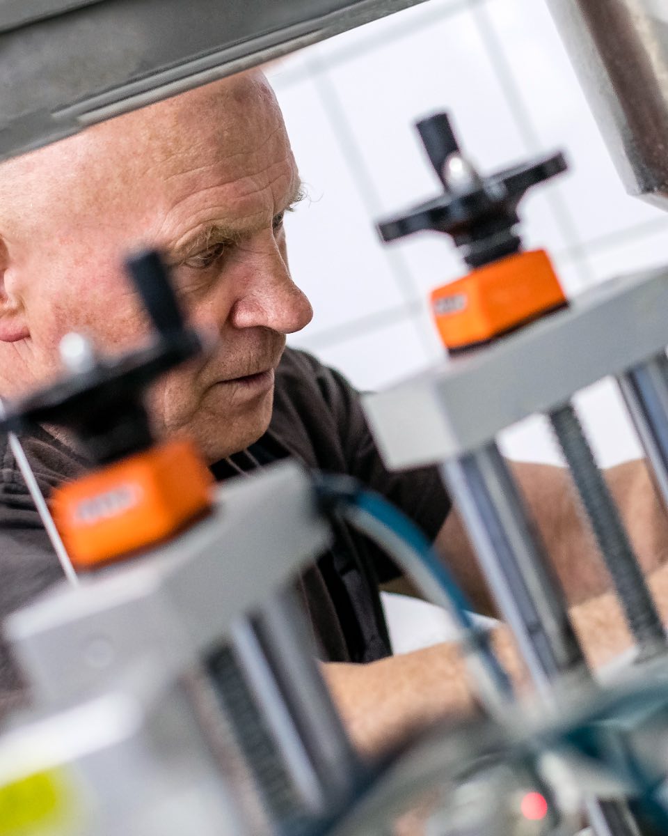 Praca nad formułą kosmetyczną w laboratorium