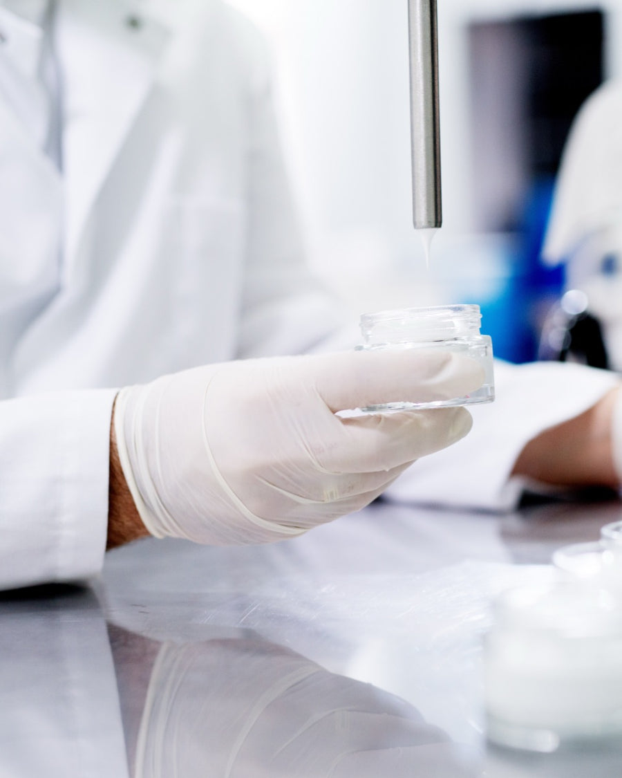 Proces przygotowywania kosmetyków w laboratorium